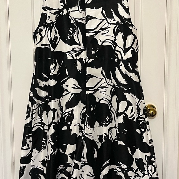 Beautiful plus size dress. Slimming, flirty. - Picture 3 of 6